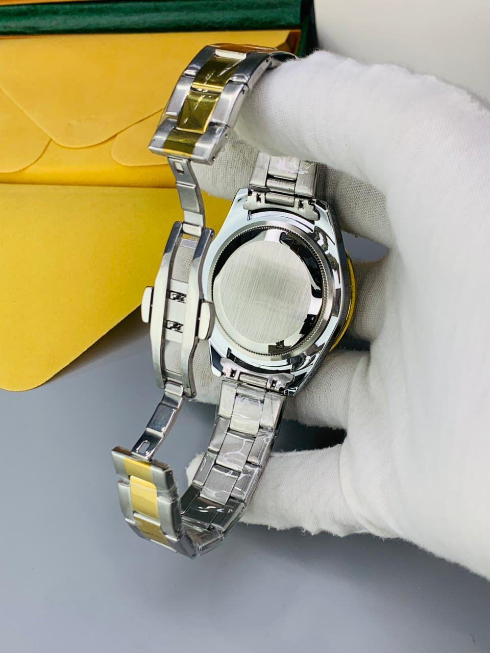Elegant Two-Tone Date Display Wrist Watch With Doubel Lock