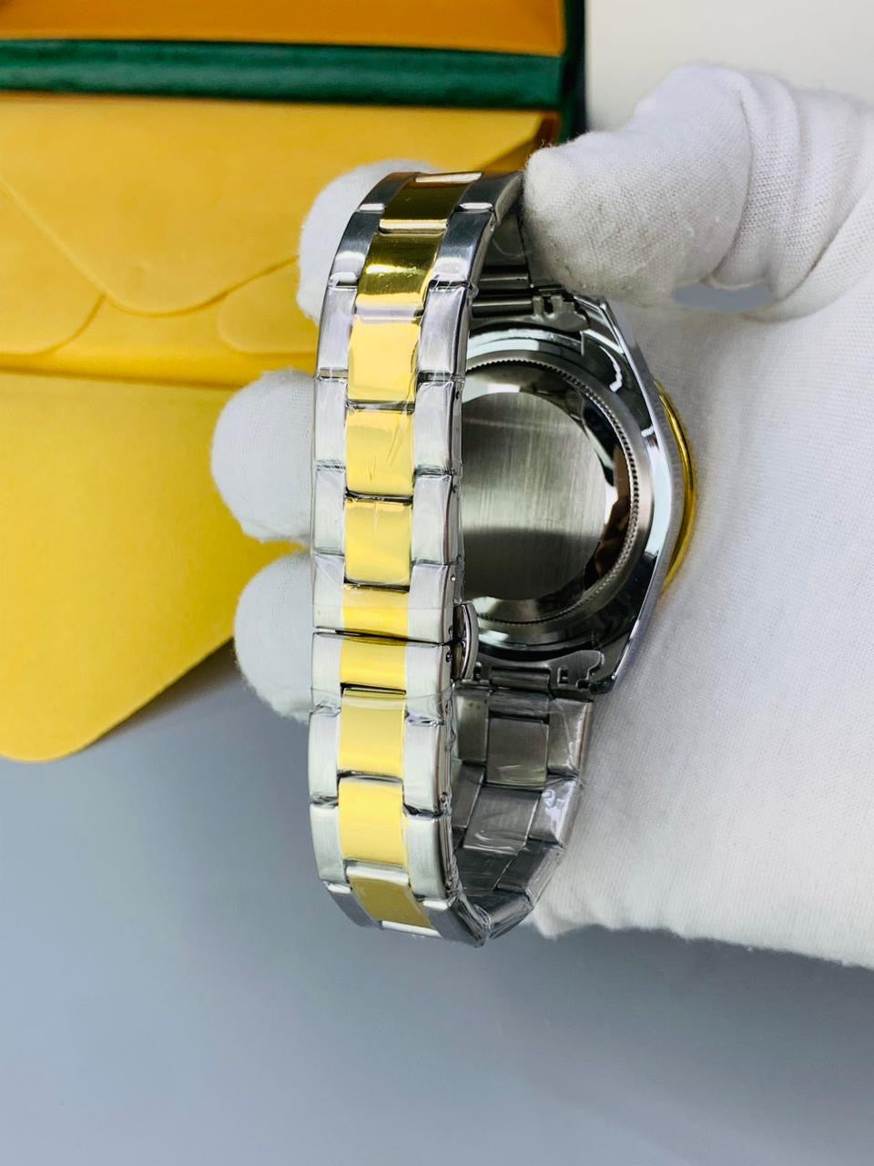 Elegant Two-Tone Date Display Wrist Watch With Doubel Lock